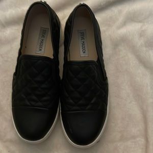 Womens Steve Madden size 7 black leather quilted slip on sneakers gently used.